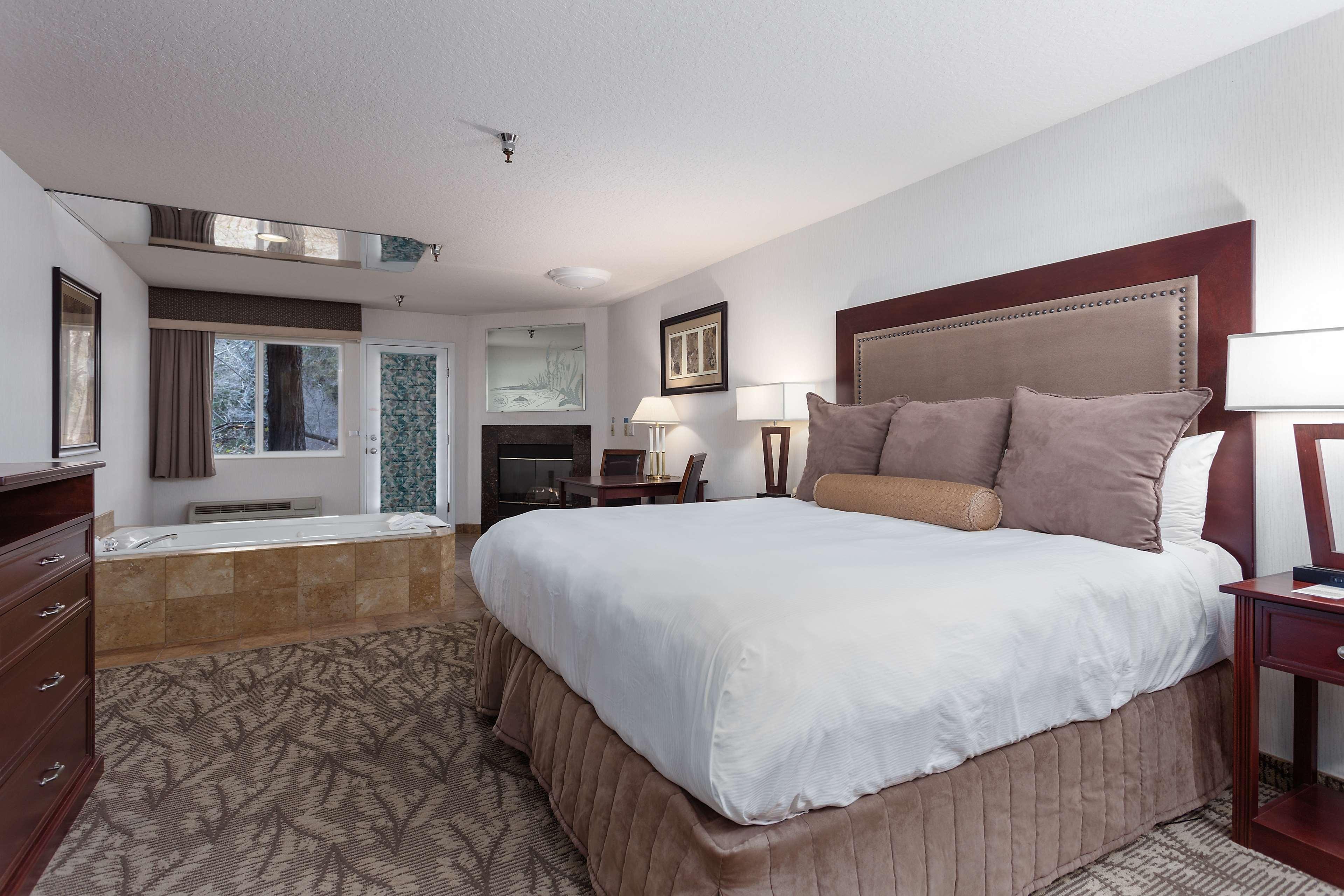 Shilo Inn Suites Hotel - Бенд Екстериор снимка