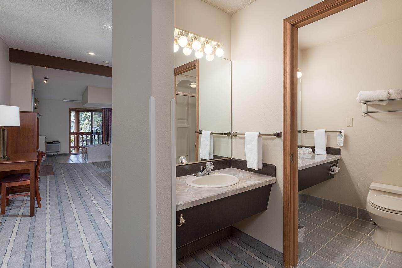Shilo Inn Suites Hotel - Бенд Екстериор снимка